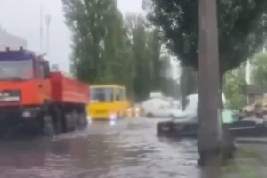 У Києві через зливу затопило вулицю Академіка Кухаря, рух ускладнено (відео)