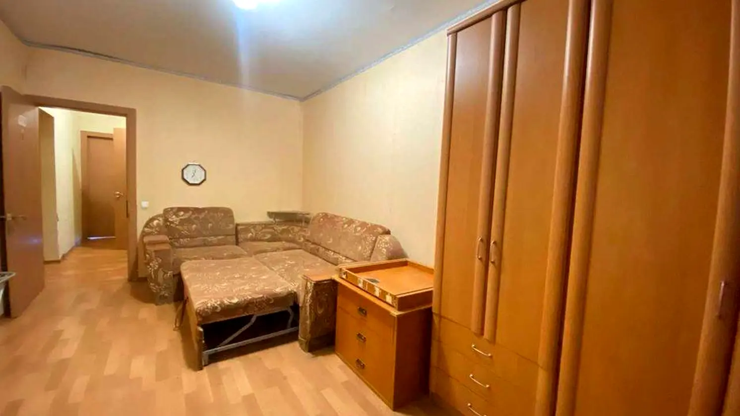 У кімнаті встановлено кутовий диван