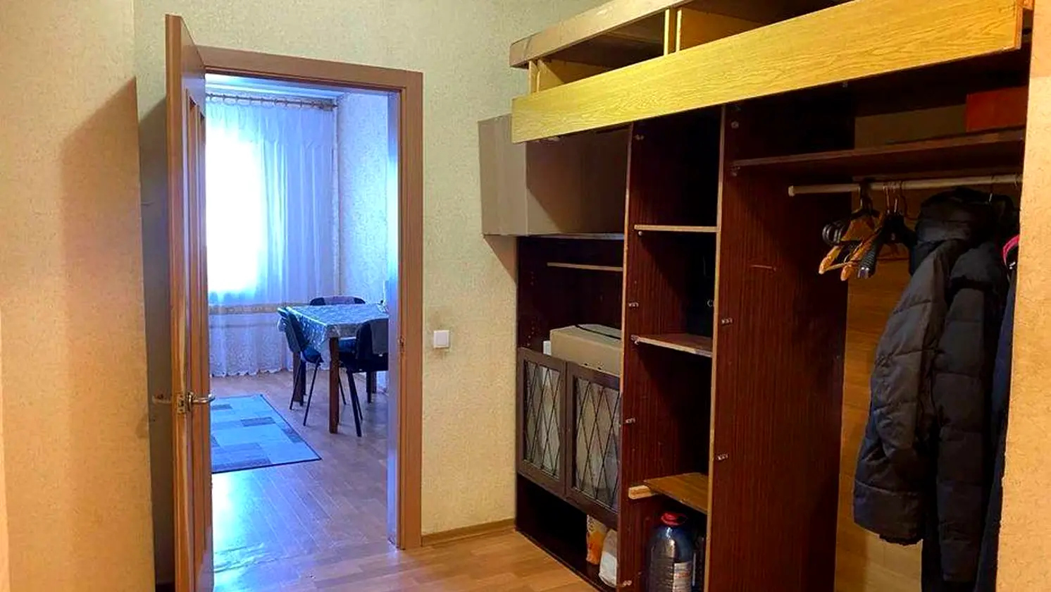 У кімнаті є велика шафа