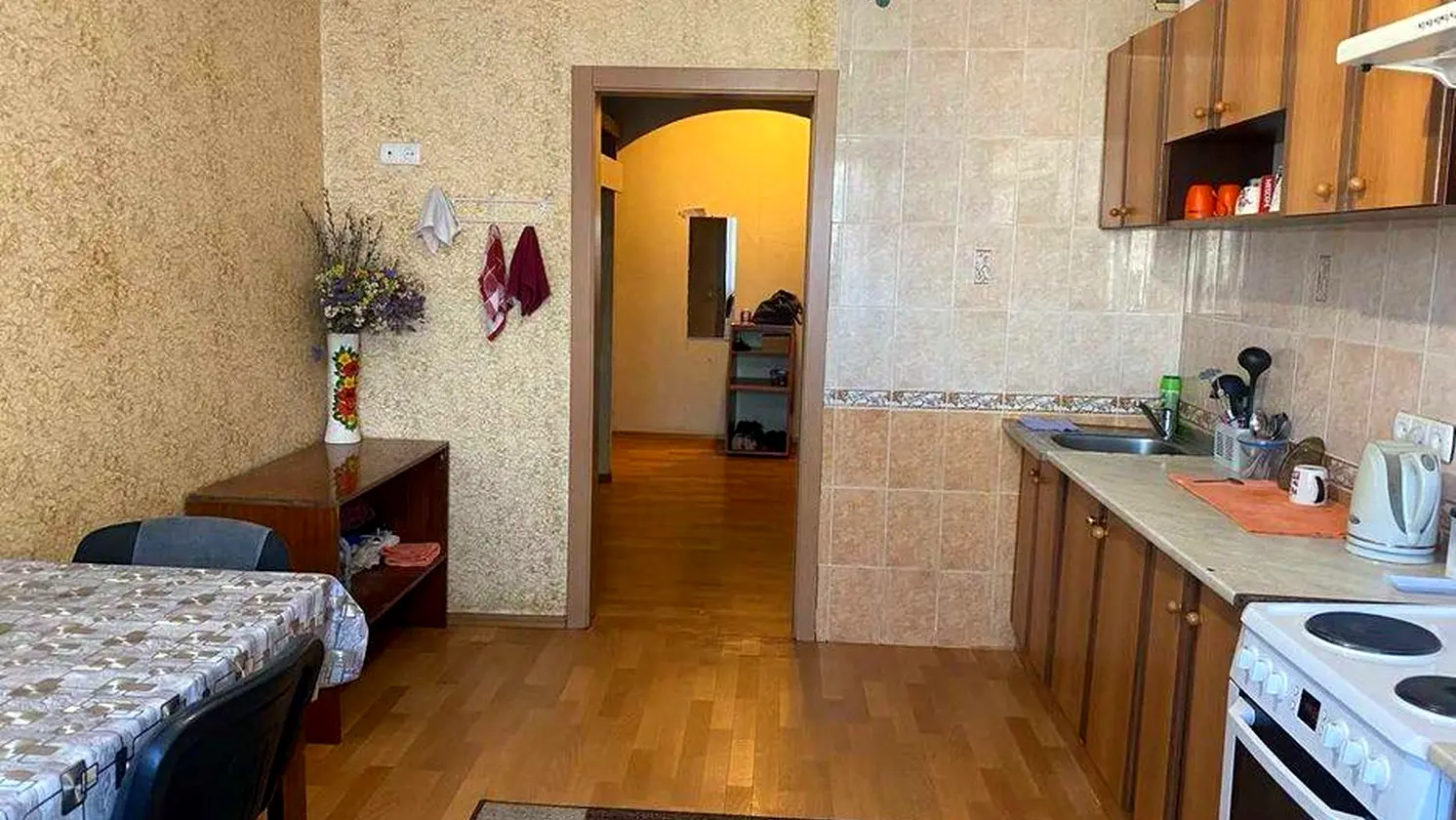 Робоча зона на кухні облицьована кахельною плиткою