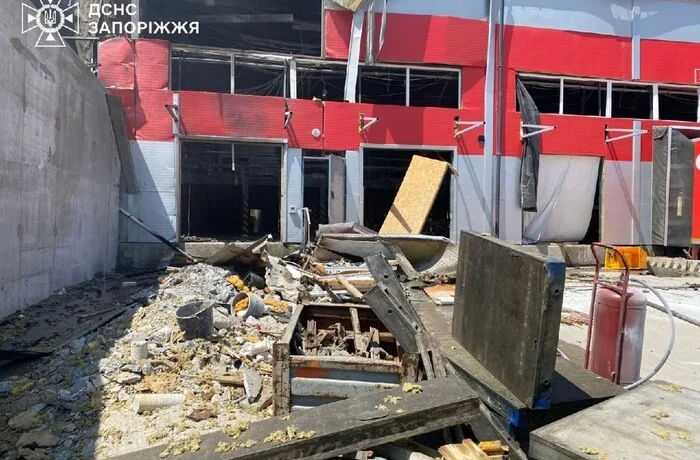 Окупанти вдарили по терміналу «Нової пошти» у Запоріжжі (фото)