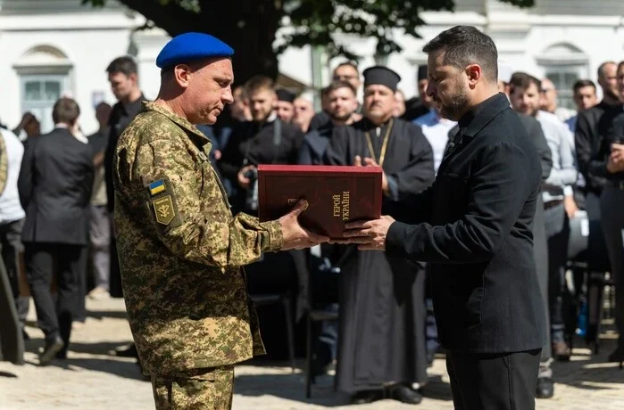 Президент відзначив українців нагородами до Дня Конституції
