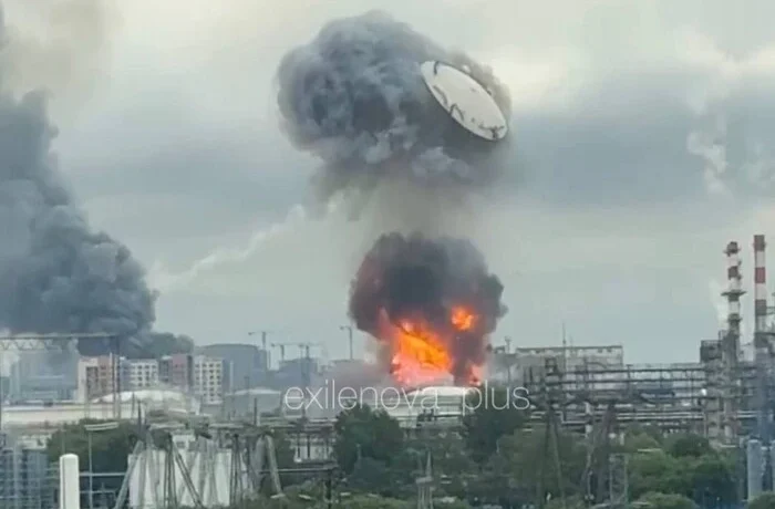 Яскраве відео: потужний вибух на Московському НПЗ підкинув у повітря дах резервуара