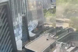 Літак врізався у найвищий хмарочос Пекіна (відео)