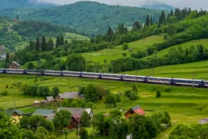 «Укрзалізниця» призначила додаткові рейси до Карпат та Закарпаття