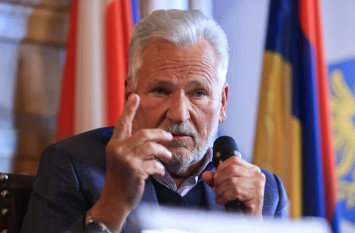 Колишній президент Польщі на тлі скандалу з орденами звернувся до політиків