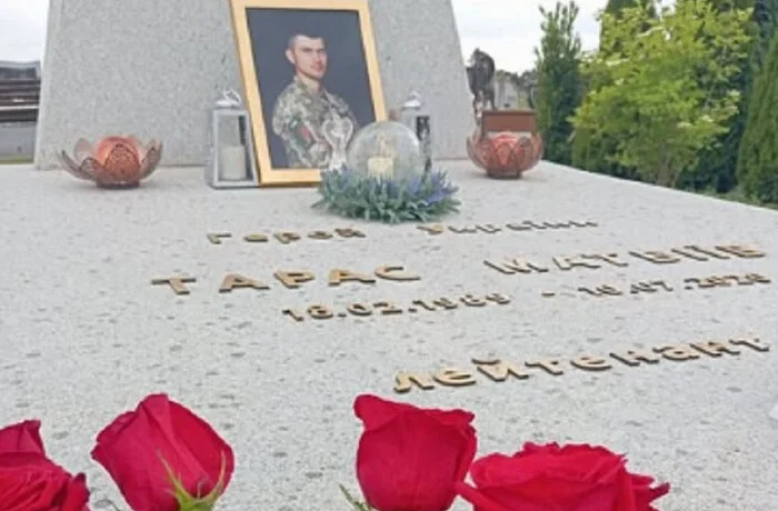 На Львівщині невідомі здійснили наругу над могилою Героя України