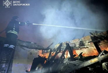 Росія атакувала Запоріжжя: рятувальники показали кадри наслідків