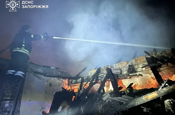 Росія атакувала Запоріжжя: рятувальники показали кадри наслідків