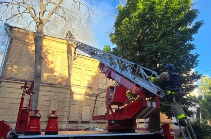 У Харкові росіяни вгатили дроном по художньому музею, евакуювати картини допомагав мер