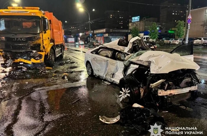 У Києві Audi влетіла у вантажівку: є постраждалий