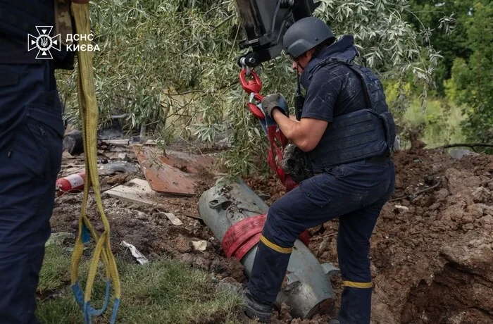 У Голосіївському районі Києва вилучено бойову частину крилатої ракети Х-101 (фото)