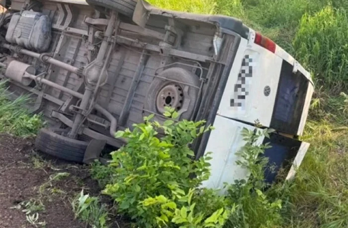 На Харківщині перевернувся автобус зі школярами: багато травмованих (фото)