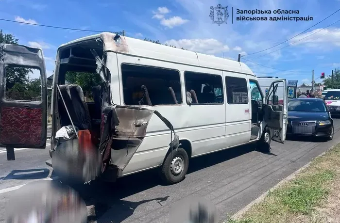 Російський дрон атакував маршрутку у Запоріжжі: загинули люди