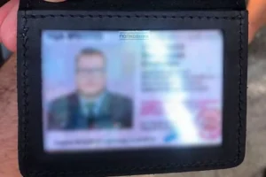 Зняття з обліку за $30 тис.: у столиці затримано юриста з фейковим посвідченням полковника