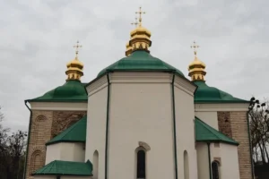 У Лаврі після російської атаки відновив роботу один із найдавніших храмів Києва