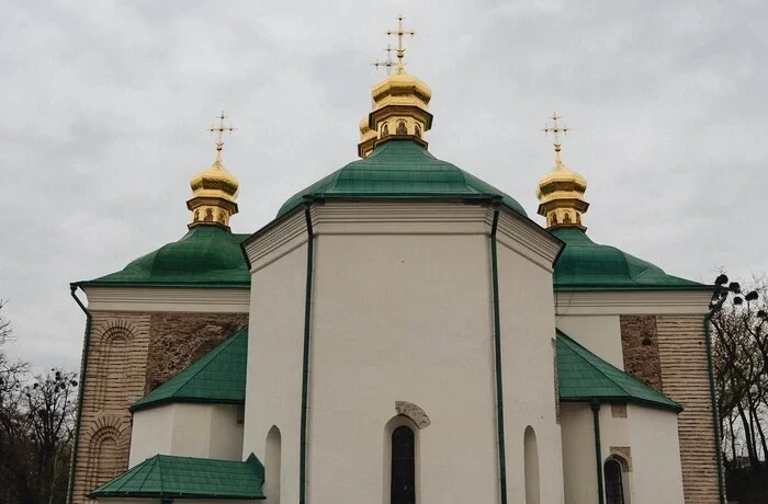 У Лаврі після російської атаки відновив роботу один із найдавніших храмів Києва