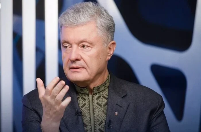 Порошенко відмовився від польського ордена, але не втримався від згадки про санкції Зеленського