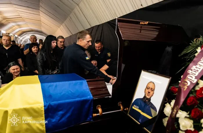 Харків попрощався з рятувальниками, які загинули через повторний удар РФ (фото)