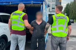 Приходив у гості, коли не було дорослих: на Київщині затримано вчителя за розбещення школярки