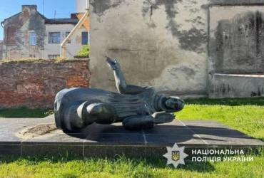 Вандал у Дрогобичі: чоловік повалив меморіал жертвам нацистів