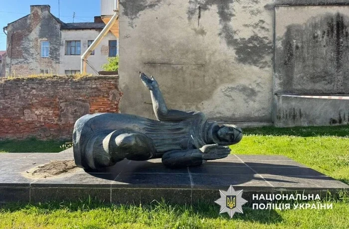 Вандал у Дрогобичі: чоловік повалив меморіал жертвам нацистів