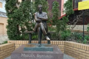 Хто має бути замість Булгакова? У мережі розгорілася суперечка через пам’ятник