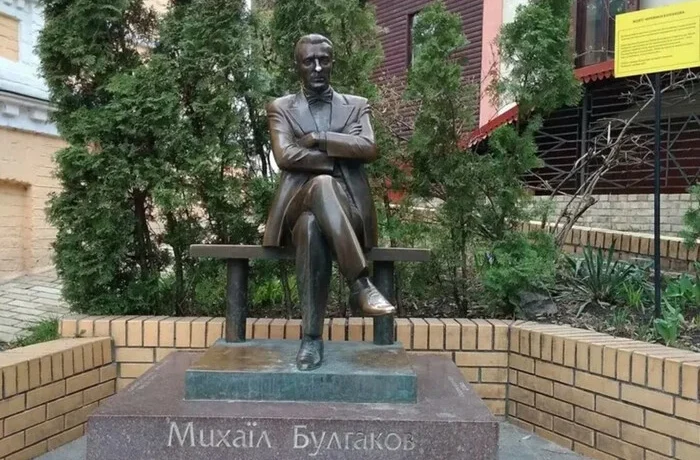 Хто має бути замість Булгакова? У мережі розгорілася суперечка через пам’ятник