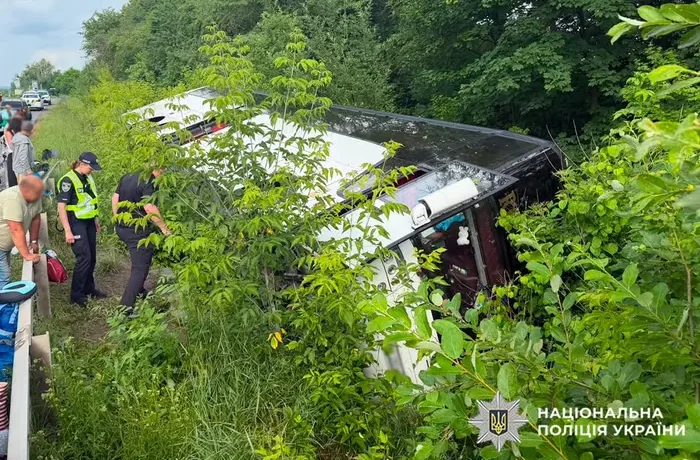 На Хмельниччині перекинувся туристичний автобус, що прямував з Києва до Болгарії
