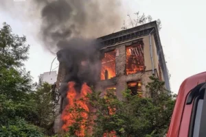 Масштабна пожежа на Голосіївському проспекті: вогонь охопив три поверхи будівлі