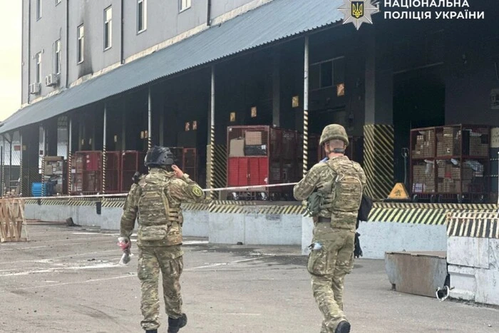 Правоохоронці з’ясовують, що саме перебувало в посилці, яким чином небезпечний вміст потрапив до сортувального центру