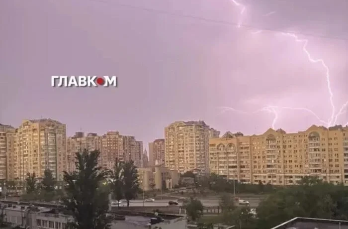 Гроза, град та шквали: на Київ та область насувається негода