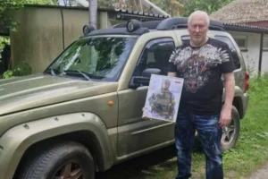 Батько польського добровольця, який загинув за Україну, передав українським військовим авто сина