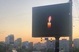 Смертельна ДТП на Караваєвих Дачах: на місці трагедії з’явився символічний знак пам’яті
