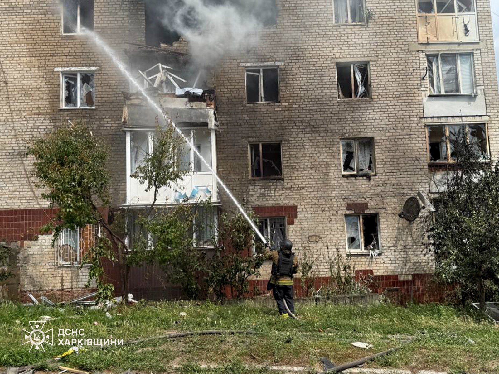 У Ізюмі внаслідок російської атаки загорівся будинок