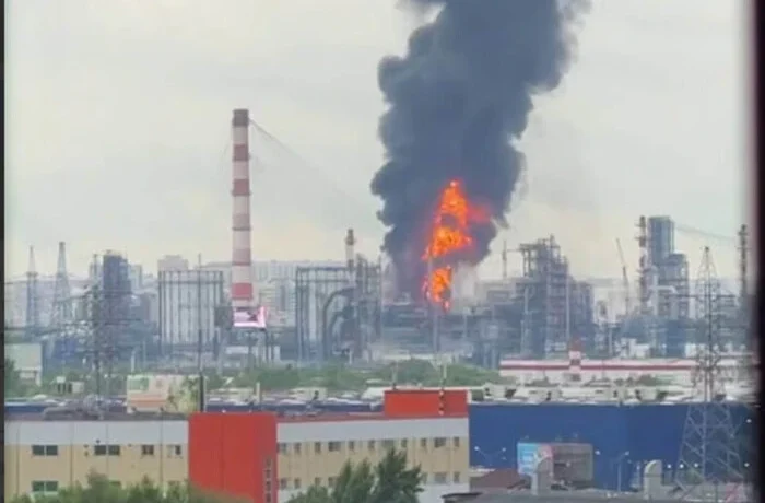 Зеленський підтвердив ураження Московського НПЗ (відео)