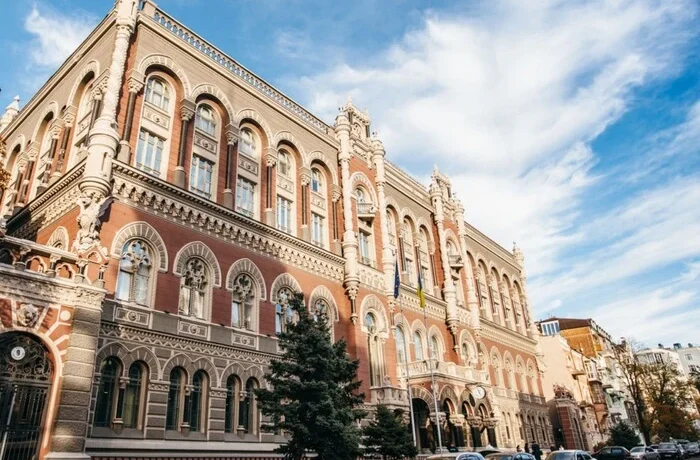 Перевернутий монетарний дизайн: про що говорить політика НБУ