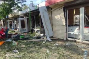 Удар по Запоріжжю. Влада міста та ДСНС показали кадри з наслідками