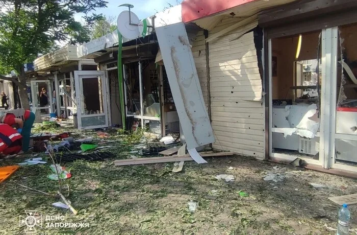 Удар по Запоріжжю. Влада міста та ДСНС показали кадри з наслідками