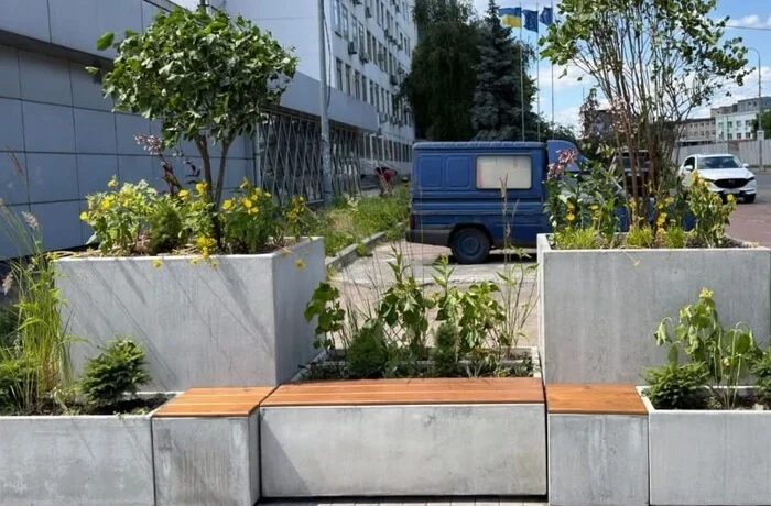 Зелена зона замість кіосків: як змінився простір біля метро «Тараса Шевченка» (фото)