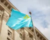 Символ незламності та опору: біля будівлі київської мерії піднято кримськотатарський стяг
