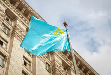 Символ незламності та опору: біля будівлі київської мерії піднято кримськотатарський стяг