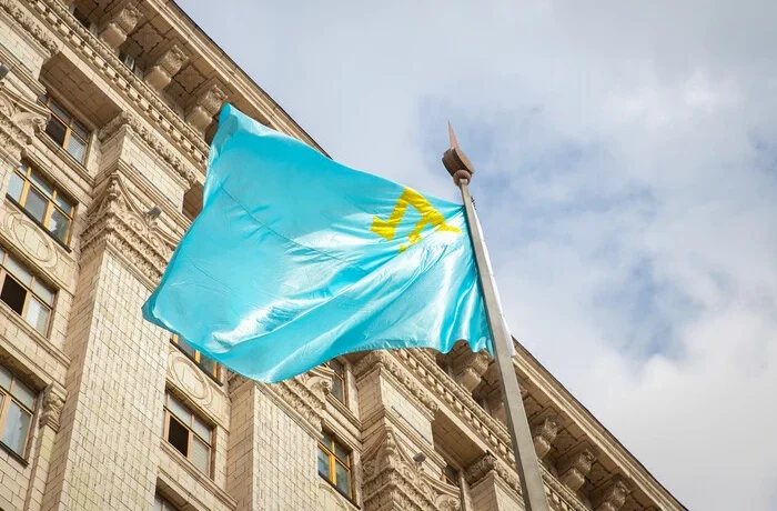 Символ незламності та опору: біля будівлі київської мерії піднято кримськотатарський стяг