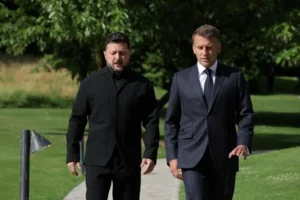 Макрон зустрів Зеленського на саміті G7