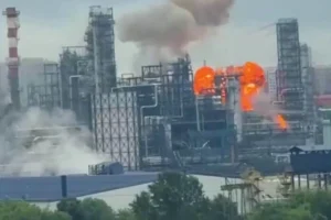 Зеленський підтвердив вже друге за тиждень ураження Московського НПЗ (відео)