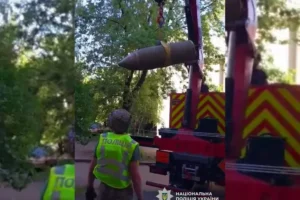 Бойова частина ракети впала поблизу столичної багатоповерхівки (фото)