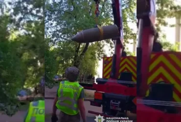 Бойова частина ракети впала поблизу столичної багатоповерхівки (фото)