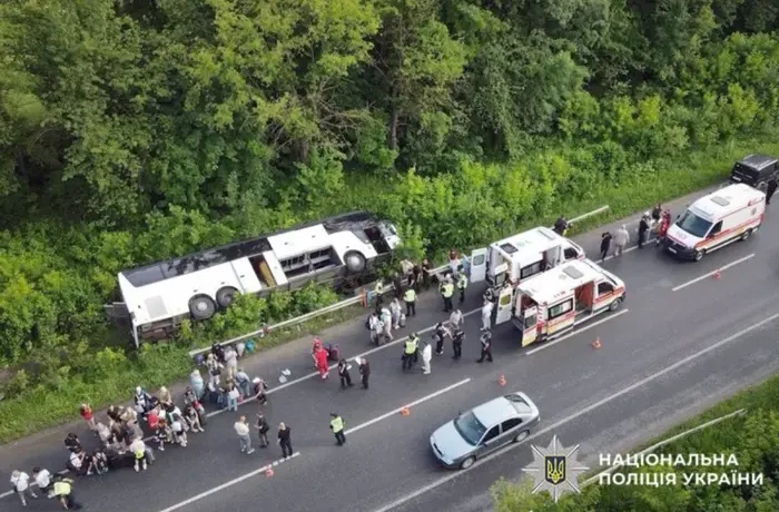 ДТП за участю туристичного автобуса на Хмельниччині: що відомо про травмованих