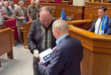 Стефанчук нагородив Кучму відзнакою Верховної Ради та спровокував хвилю обурення у соцмережах