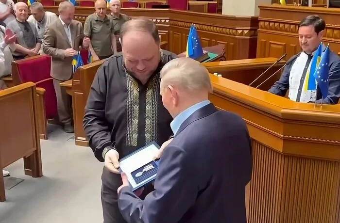 Стефанчук нагородив Кучму відзнакою Верховної Ради та спровокував хвилю обурення у соцмережах